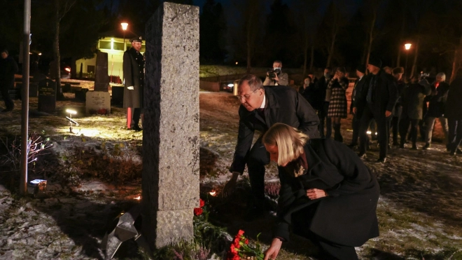 Лавров возложил цветы к памятнику советским войнам в норвежском Тромсё
