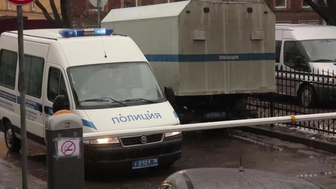 В Невском районе пенсионер открыл стрельбу по соседу и его машине