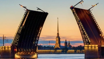 Дворцовый мост в Петербурге разведут на час раньше
