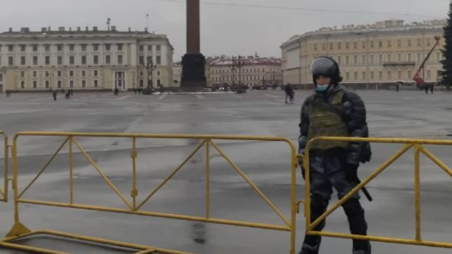 В Петербурге вновь перекрывали Дворцовую площадь