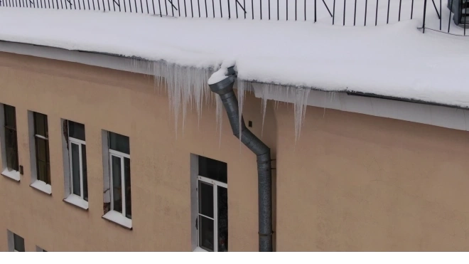 Прокуратура заинтересовалась падением глыб льда на людей в Петербурге