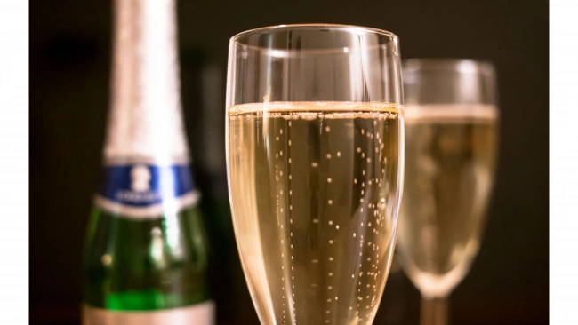 К Новому году в России подорожает шампанское