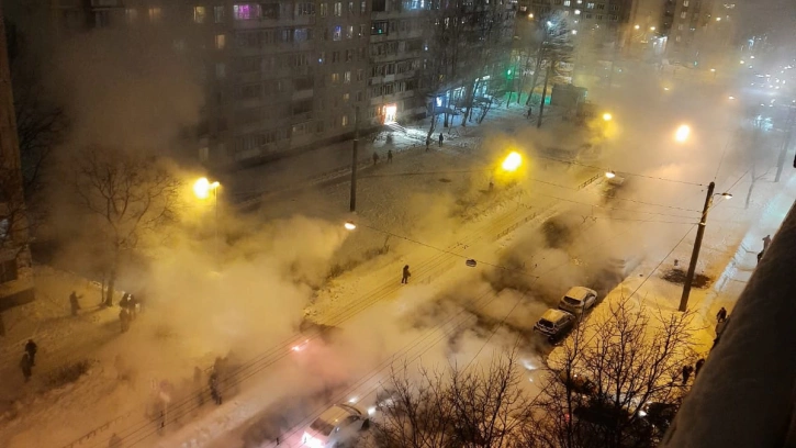 Проспект Луначарского в Петербурге залило кипятком после очередного прорыва трубопровода
