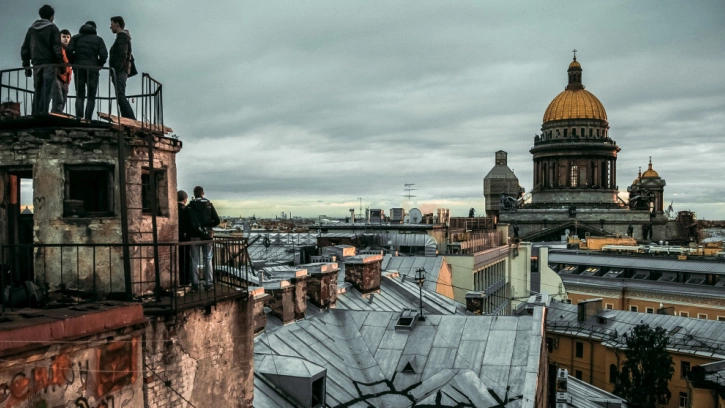 Петербургский суд запретил сайт с экскурсиями по крышам 