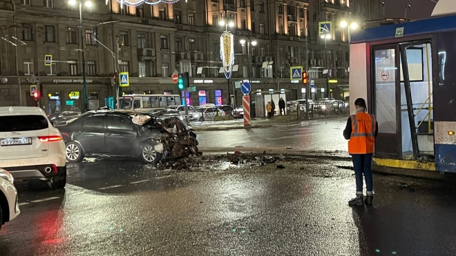 Три человека пострадали в ДТП с троллейбусом на Московском проспекте