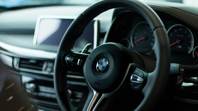 В Петербурге у бармена угнали BMW X7 за 6 млн рублей