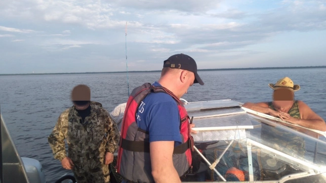 На Ладожском озере спасли мужчин на катере