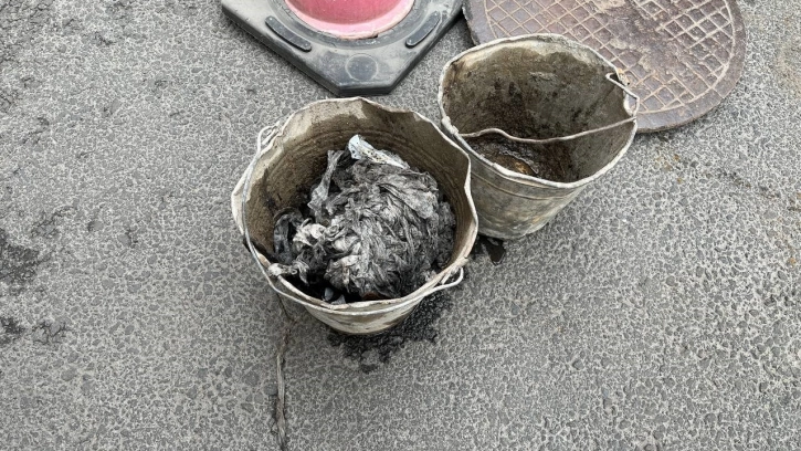 Сотрудники Водоканала нашли в канализации пень, матрац и шину
