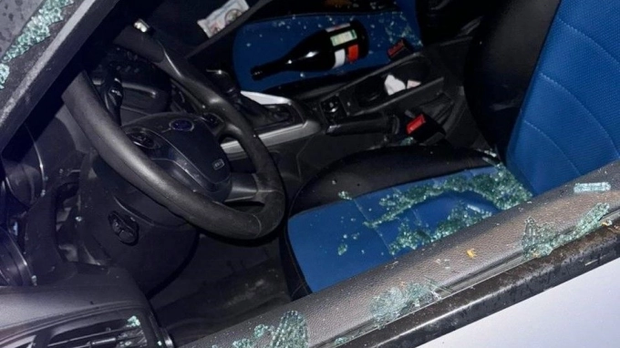 50-летняя женщина с шампанским дорвалась до машины бывшего на Маршала Жукова