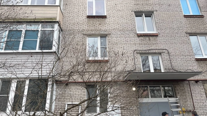 Квартиры на Пискаревском, пострадавшие от атаки беспилотника продолжают восстанавливать 