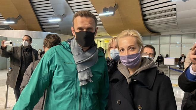 Во "Внуково" объяснили уход самолета с Навальным на запасной аэродром
