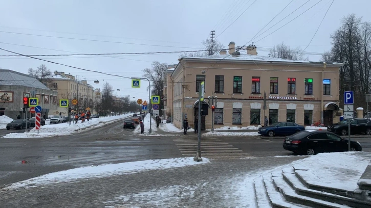 Дорожники вывезли более 1,5 млн кубометров снега с улиц Петербурга за зиму
