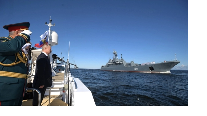 Путин прибыл в Кронштадт, чтобы оценить парадный строй кораблей