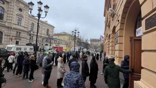 В Петербурге на некоторых избирательных участках собрались очереди. Их объяснили Масленицей