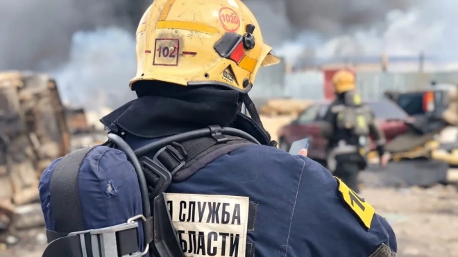 Почти три часа пожарные тушили бывшее здание НКВД в Петергофе