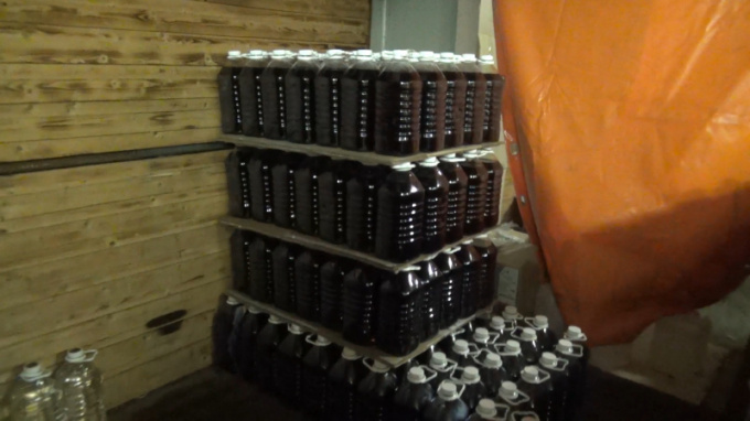 В гаражах Кировского района нашли 9 тонн контрафактной водки