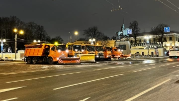 В среду более 1300 единиц техники вышли расчищать улицы Петербурга от снега 