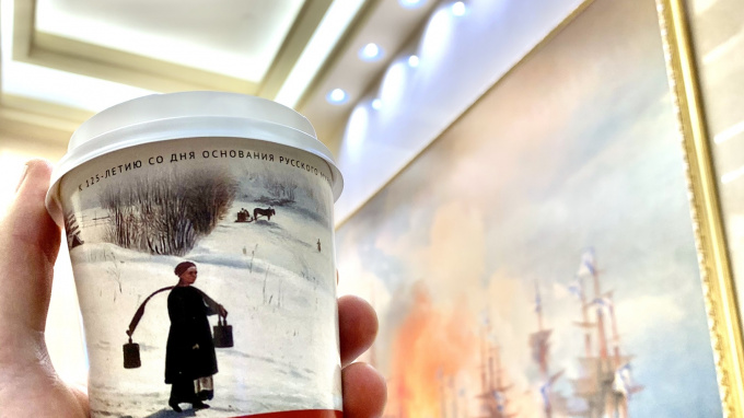 Петербургская кофейня выпустила стаканчики с изображением шедевров российских художников 