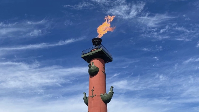 Факелы петербургских Ростральных колонн зажгут в честь Дня ВМФ