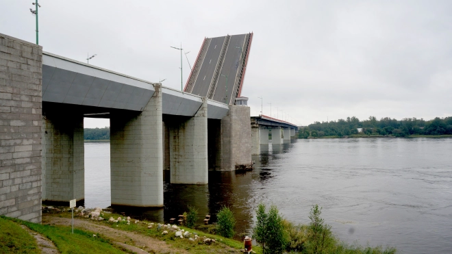 Разводка Ладожского моста на трассе "Кола" на час остановит движение транспорта
