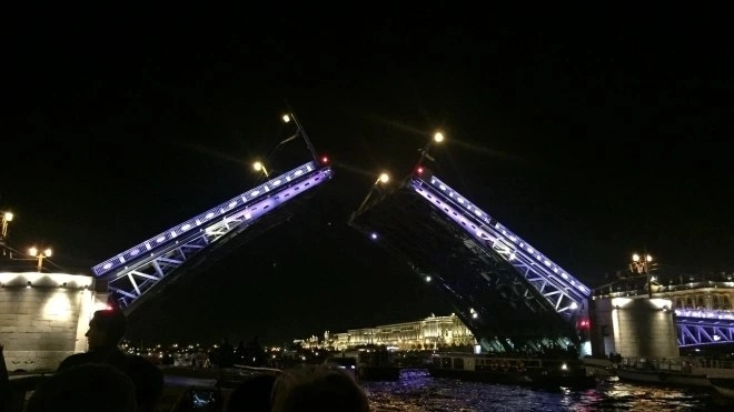 В выходные Дворцовый мост разведут под композиции "Могучей кучки" в честь 130-летия Маяковского