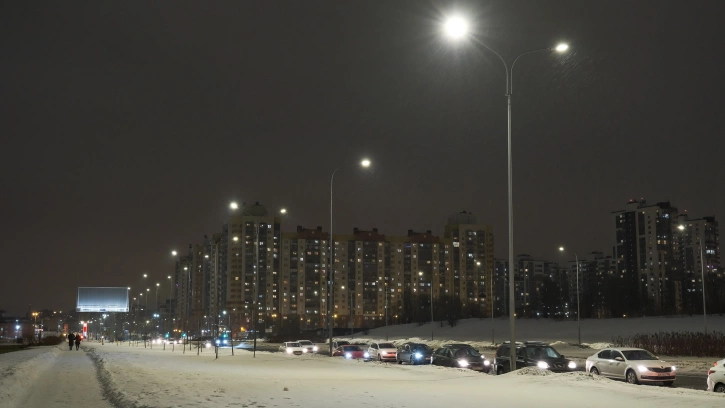 Свыше 220 современных фонарей начали освещать Долгоозерную улицу