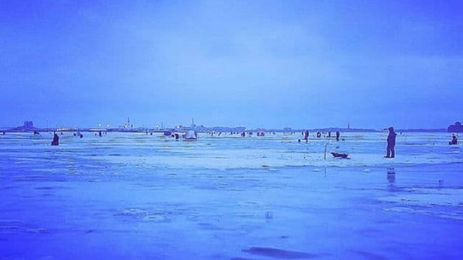 В Петербурге с оторвавшейся льдины спасли двух рыбаков