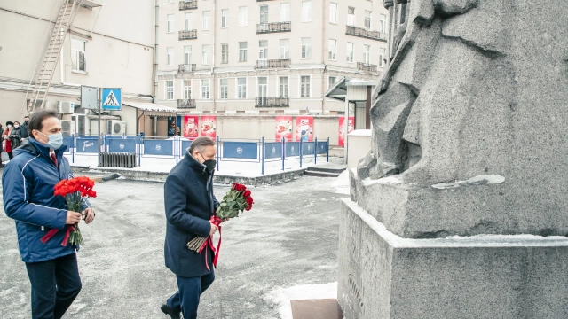 Губернатор Петербурга возложил цветы к памятнику 