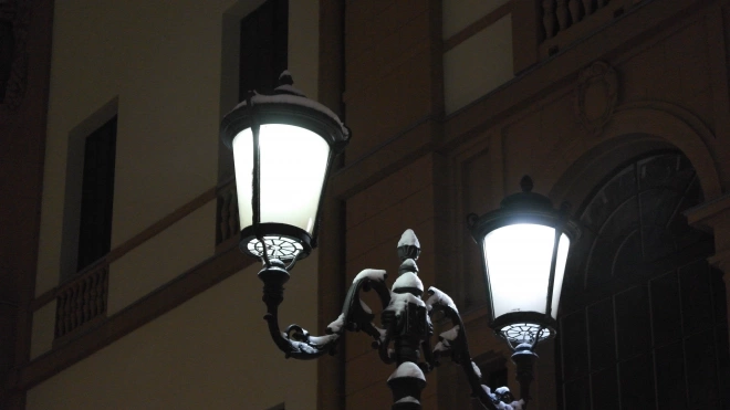 В Колпино  установили 50 светодиодных фонарей в сквере около железной дороги