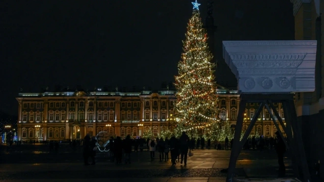 На Дворцовой площади готовят место для новогодней ели