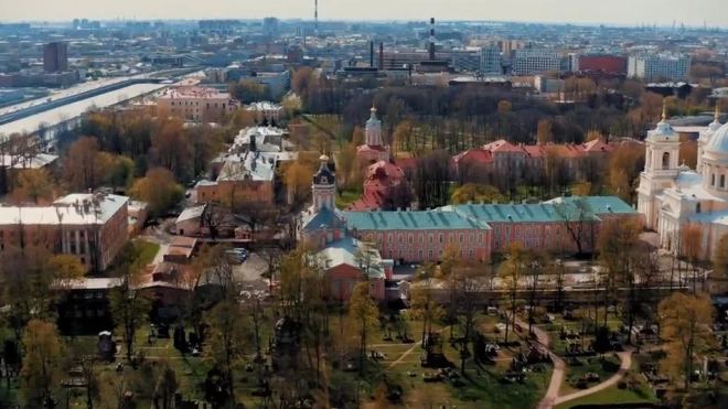 В Смольном петербуржцев поздравили с праздником Святой Троицы