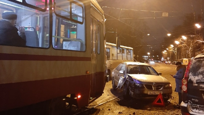 На улице Комсомола столкнулись иномарка и трамвай