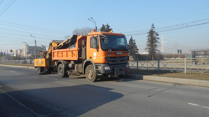 Дорожники начали круглосуточно мыть дороги тротуары Петербурга Дорожники начали круглосуточно мыть дороги тротуары Петербурга