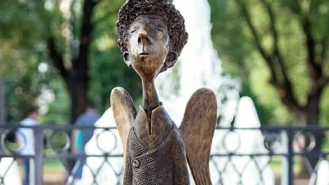 Любашинский ангел чуть было не потерял голову от переизбытка чувств посетителей парка