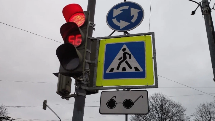 До конца года более 300 светофорам установят звук в Петербурге