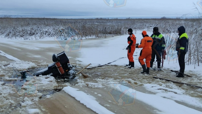 В Новой Ладоге спасли провалившихся под лёд на снегоходе