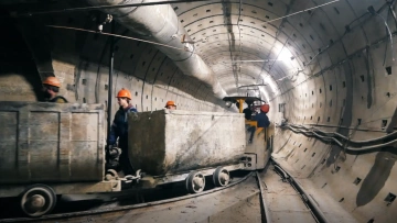 Метростроевцы соединили тоннели между станциями "Казаков...