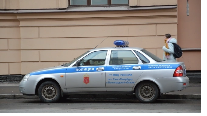 В Петербурге вооруженная 8-классница с приятелем ограбила жителя Псковской области