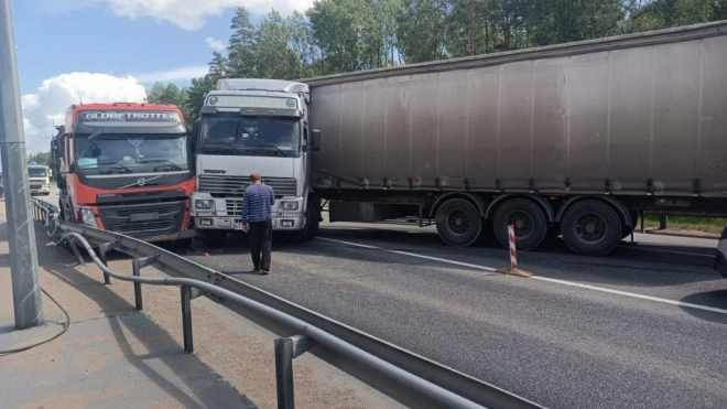 Север Петербурга в районе КАД встал из-за ДТП с грузовиками