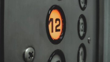 Все жители многоэтажек будут платить за лифт с 1 января