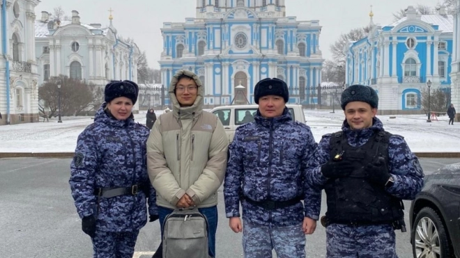 Петербургские росгвардейцы помогли китайскому туристу вернуть забытый рюкзак