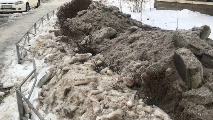 Коммунальные службы не собираются убирать обледеневшие глыбы снега из петербургских дворов
