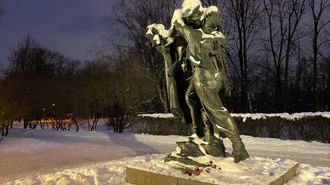 Ко Дню защитника Отечества в парке Победы пять памятников получили подсветку