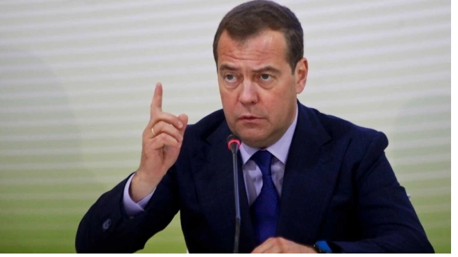Медведев: в Европу проник призрак коммунизма