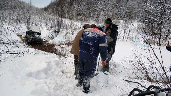 В деревне Шамокша мужчина на снегоходе провалился под лёд