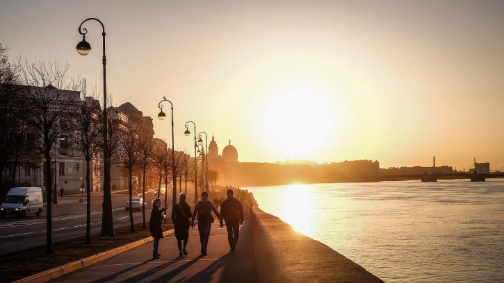 В пятницу в Петербурге сохранится ветреная, но по-прежнему теплая погода 