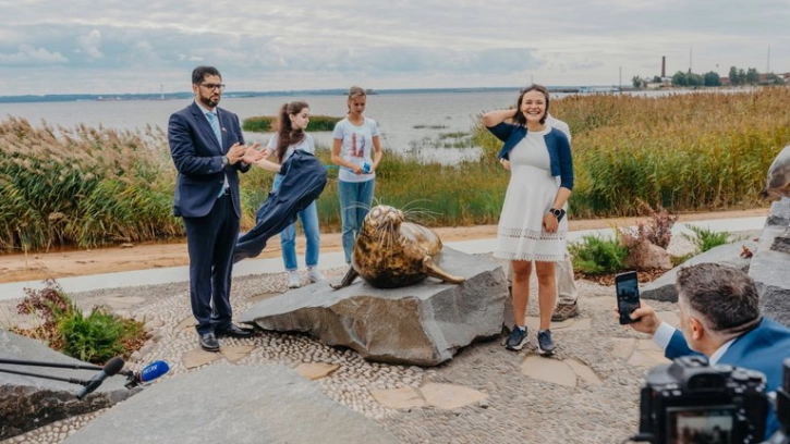 В День ВМФ в Кронштадте торжественно открыли памятник серому тюленю 