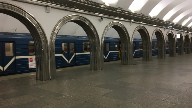 Утром в петербургском метро на пути упал пассажир