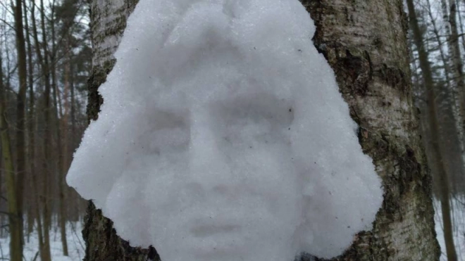 В парке Сосновка пенсионерка лепит портреты  из снега