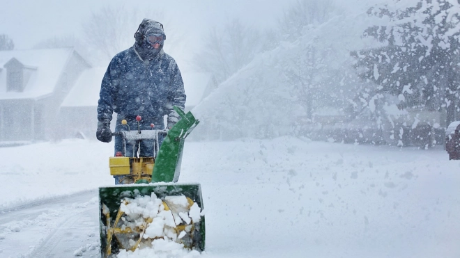 Более 6 тысяч дворников вышли на борьбу со снегом и гололедицей